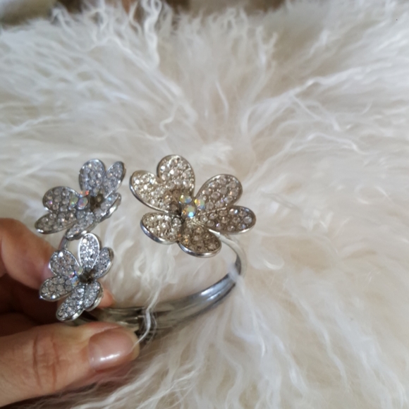 Beautiful diamond bracelet with flowers - Picture 4 of 4